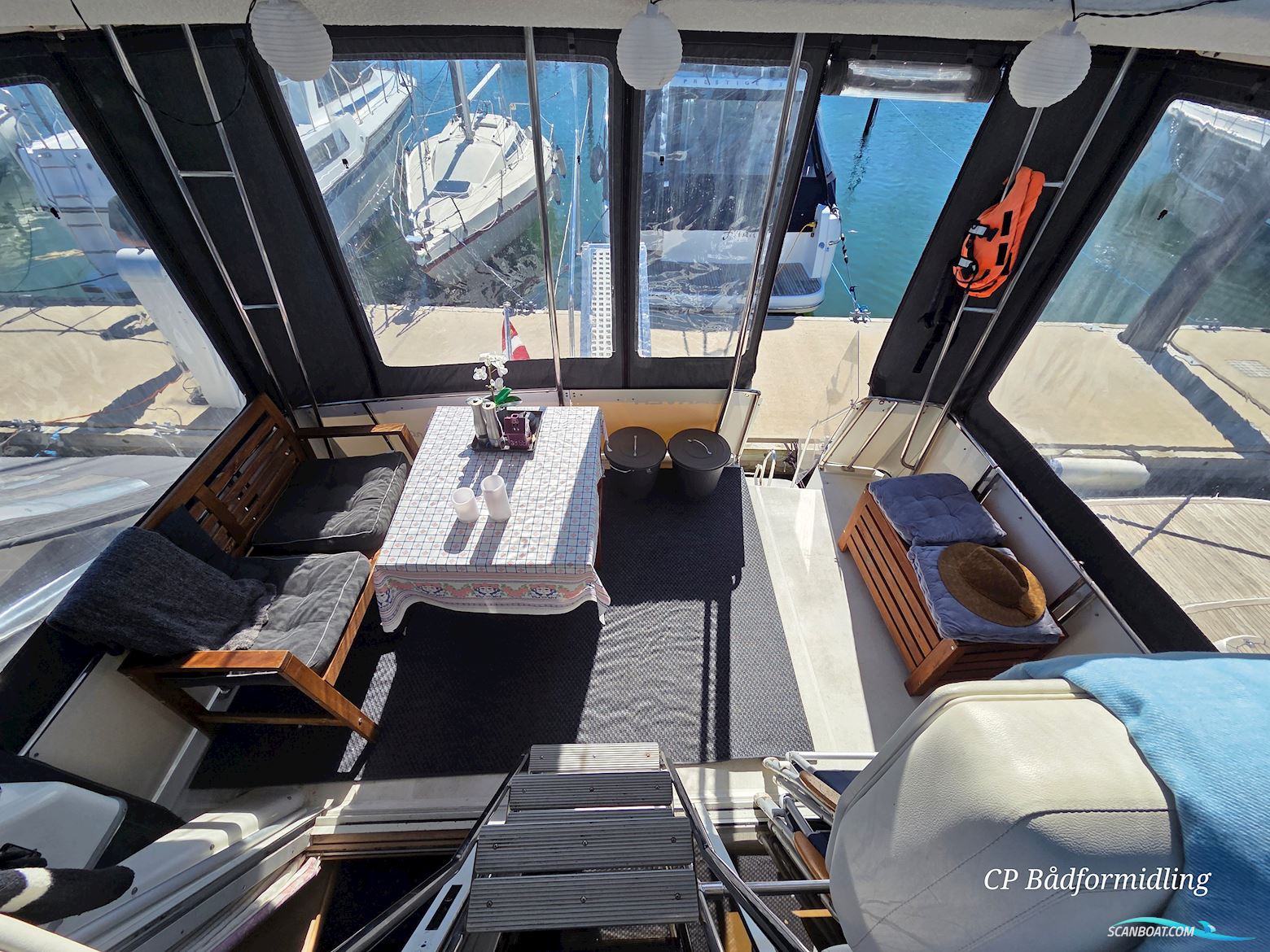 Carver 325 Flybridge Aft Cabin