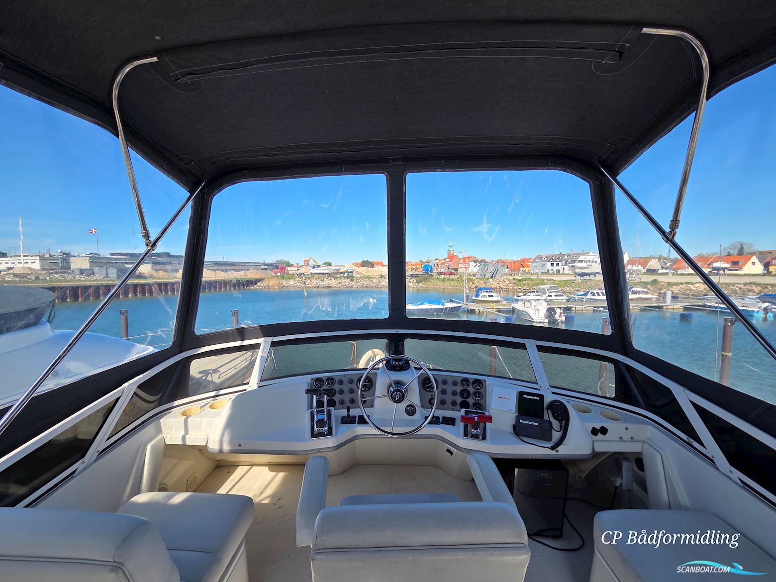 Carver 325 Flybridge Aft Cabin