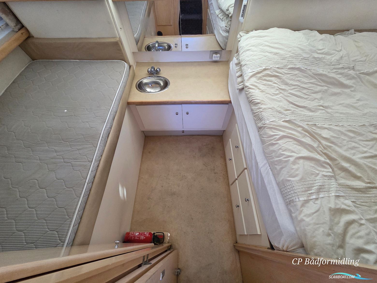 Carver 325 Flybridge Aft Cabin