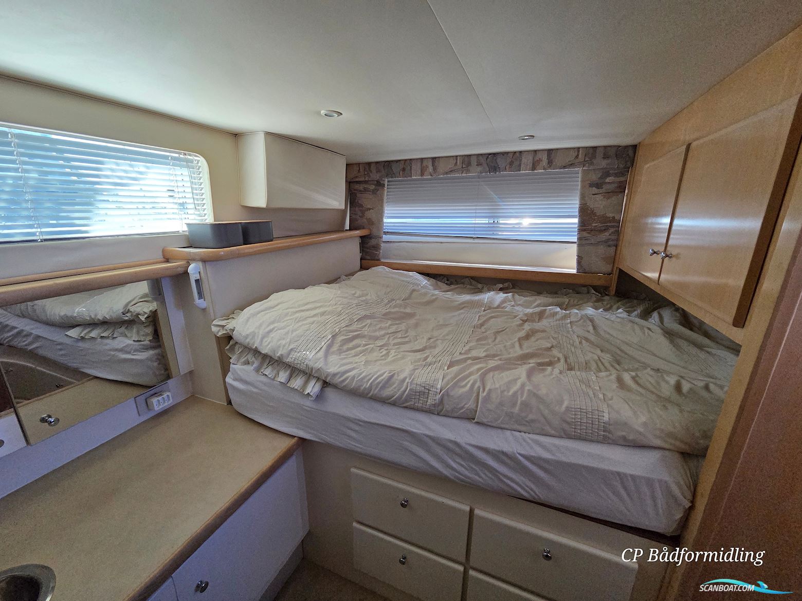 Carver 325 Flybridge Aft Cabin