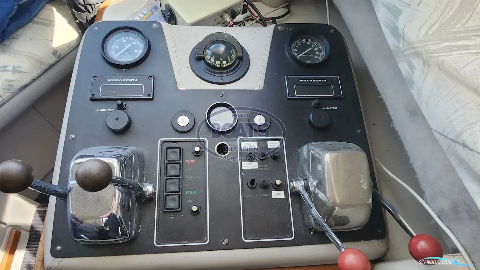 CARVER USA CARVER 26 COMMAND BRIDGE