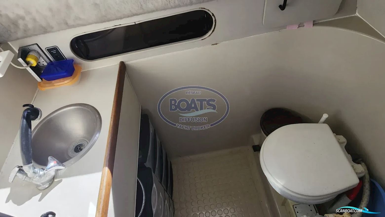 CARVER USA CARVER 26 COMMAND BRIDGE