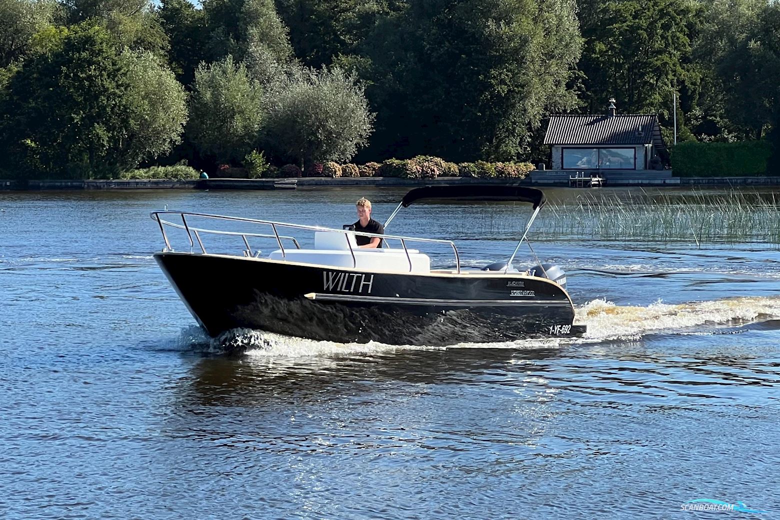 Center Console Blackfish Crossover 900