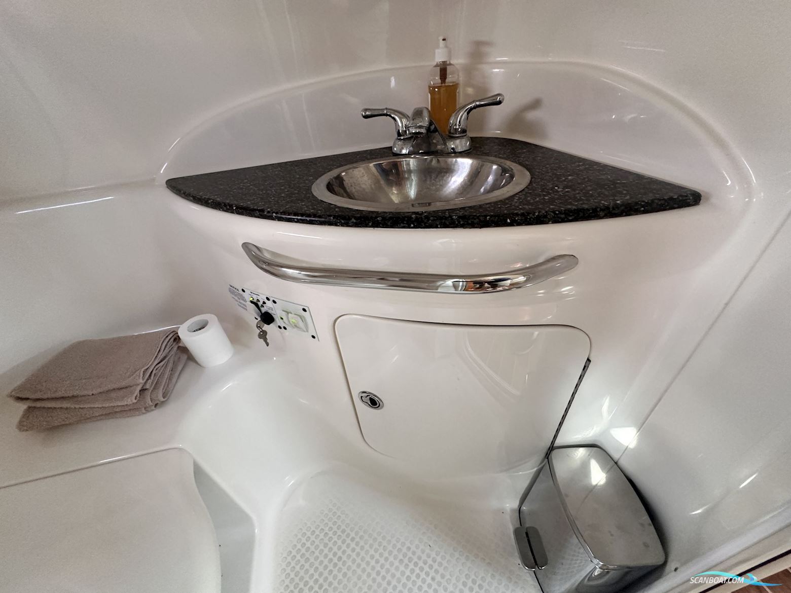 Chaparral 330 Signature