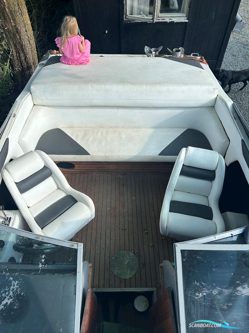 Chris Craft 233 cuddy cabin