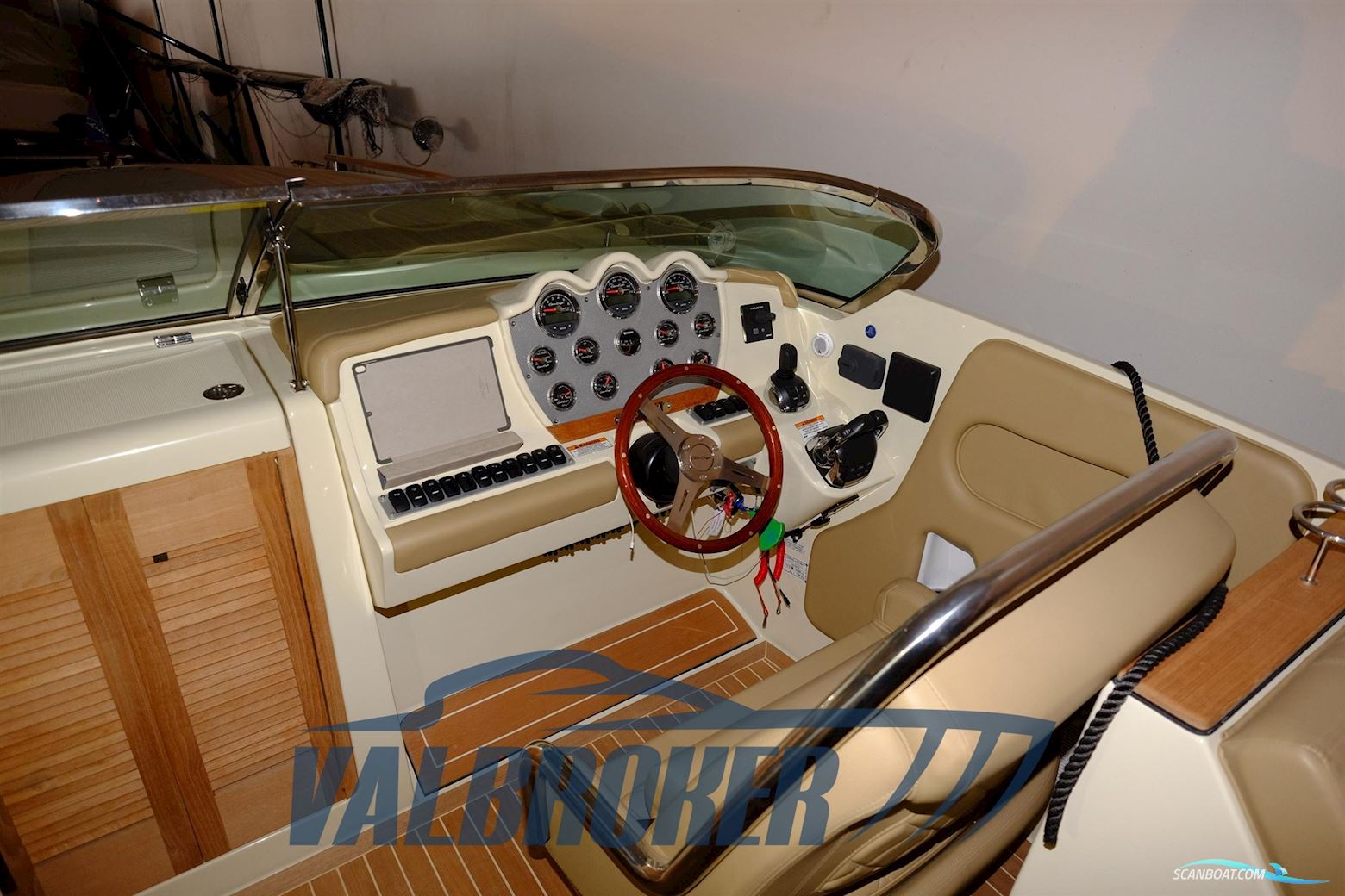 CHRIS CRAFT CORSAIR 32