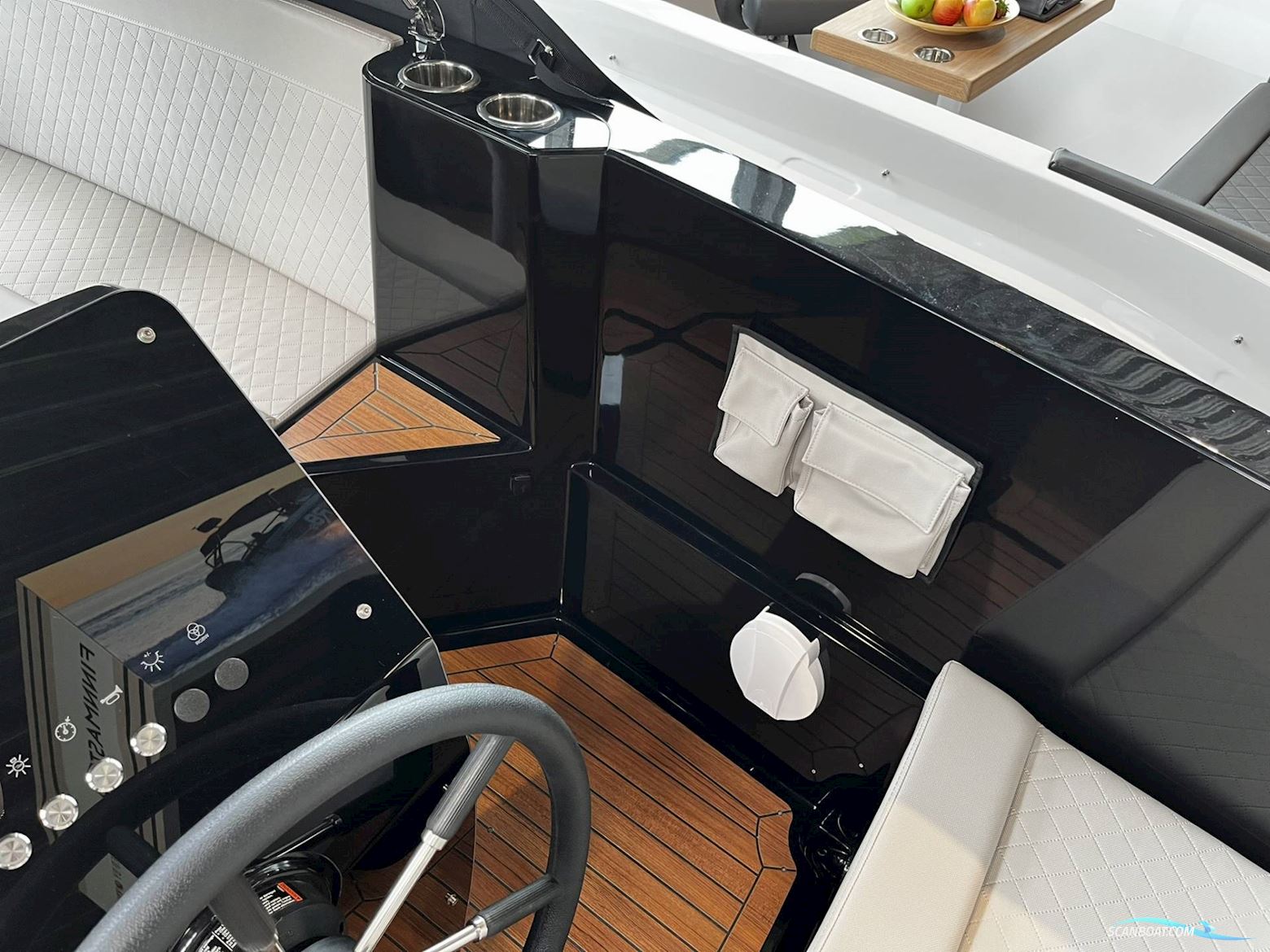 Corsiva 625 Tender 25 HK Yamaha/Udstyr