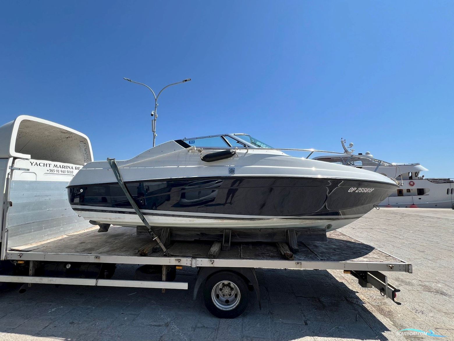 Crownline 210 Cabin