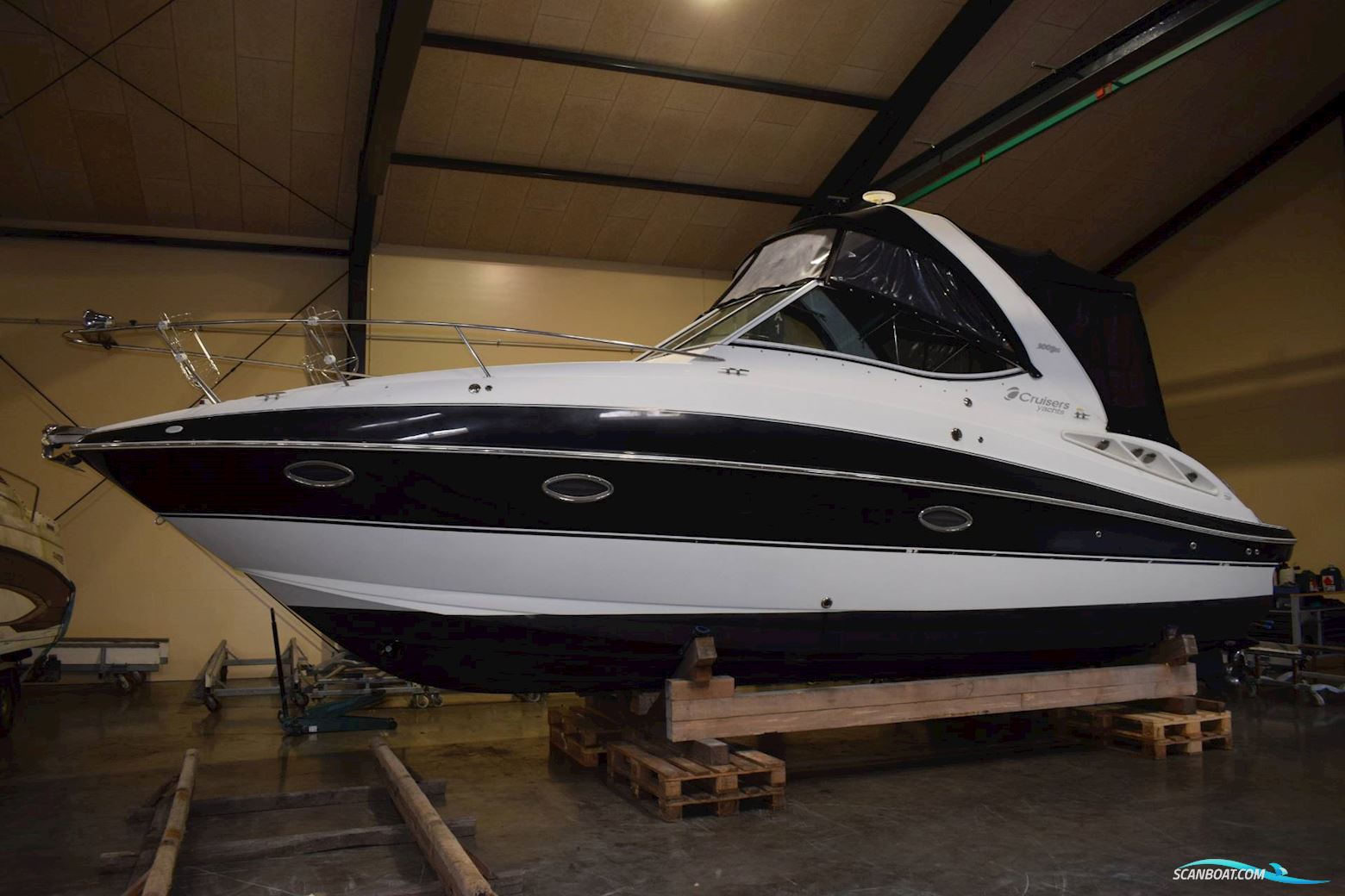 Cruiser Yachts 300 Express - Twin Volvo Penta D3/Udstyr - Diesel