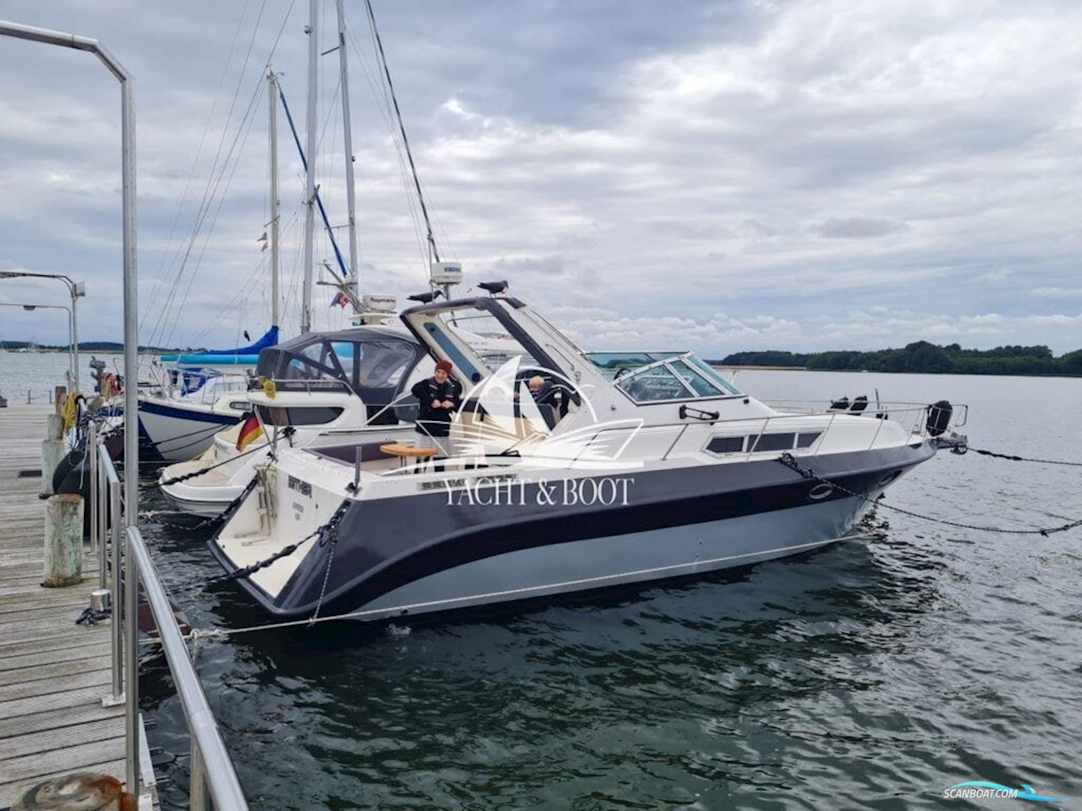 Cruiser Yachts 3270 Esprit Motorboat 1992, with Volvo Penta engine, Germany