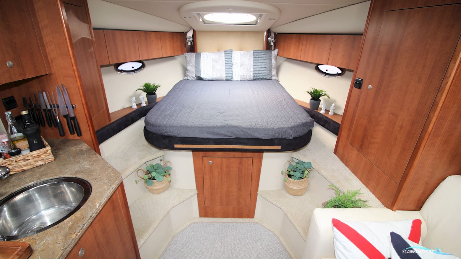 Cruisers Yachts 330 Express