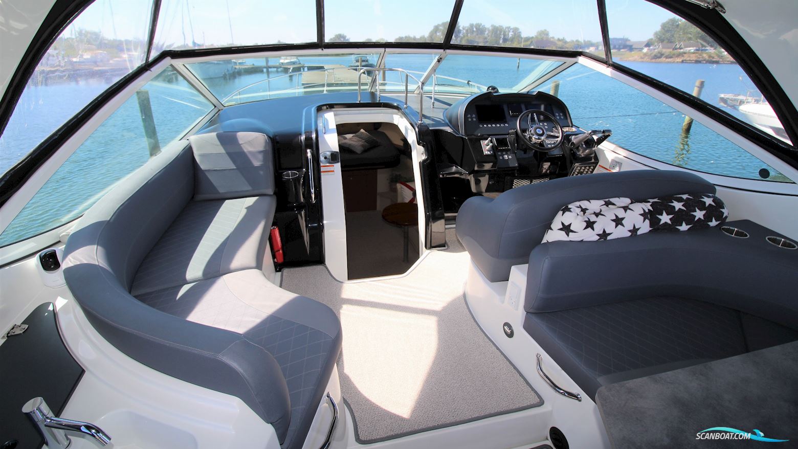 Cruisers Yachts 330 Express