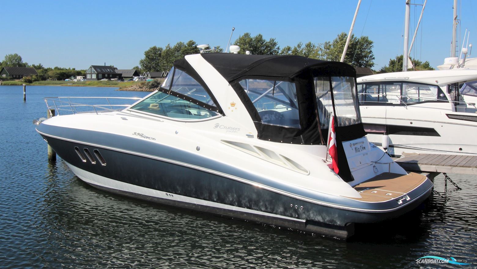 Cruisers Yachts 330 Express