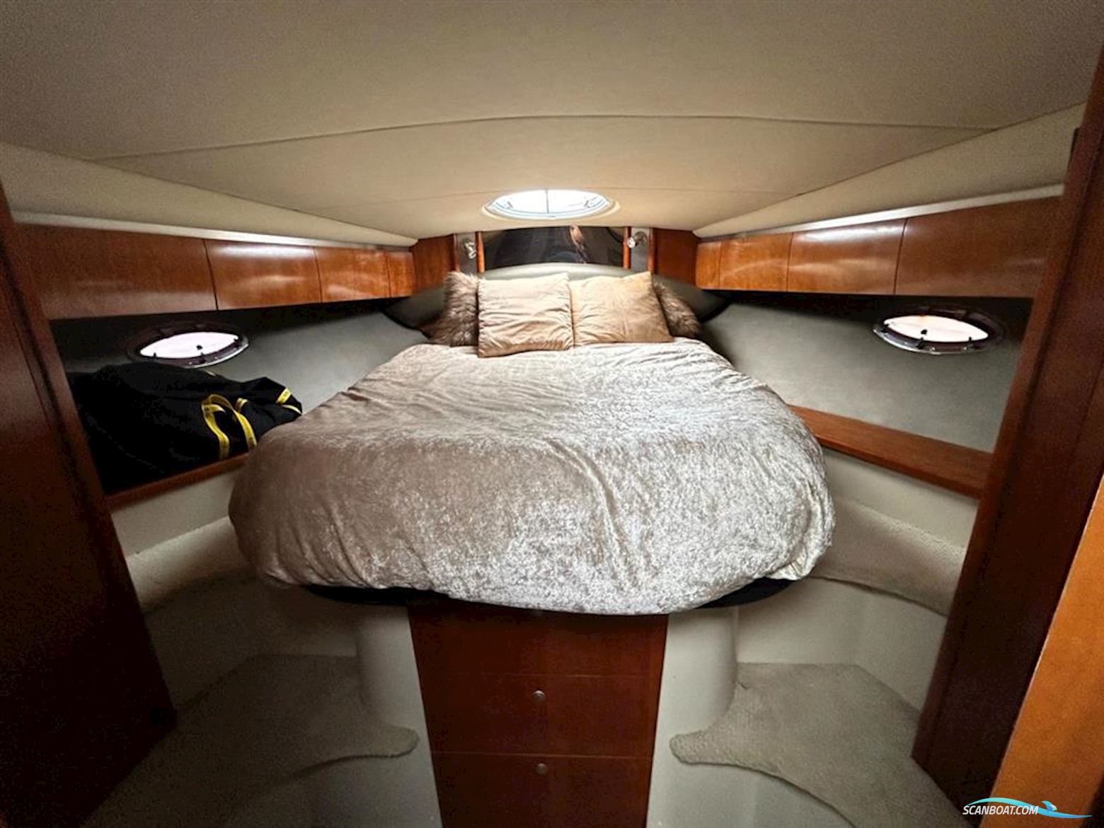 Cruisers Yachts 420 Express