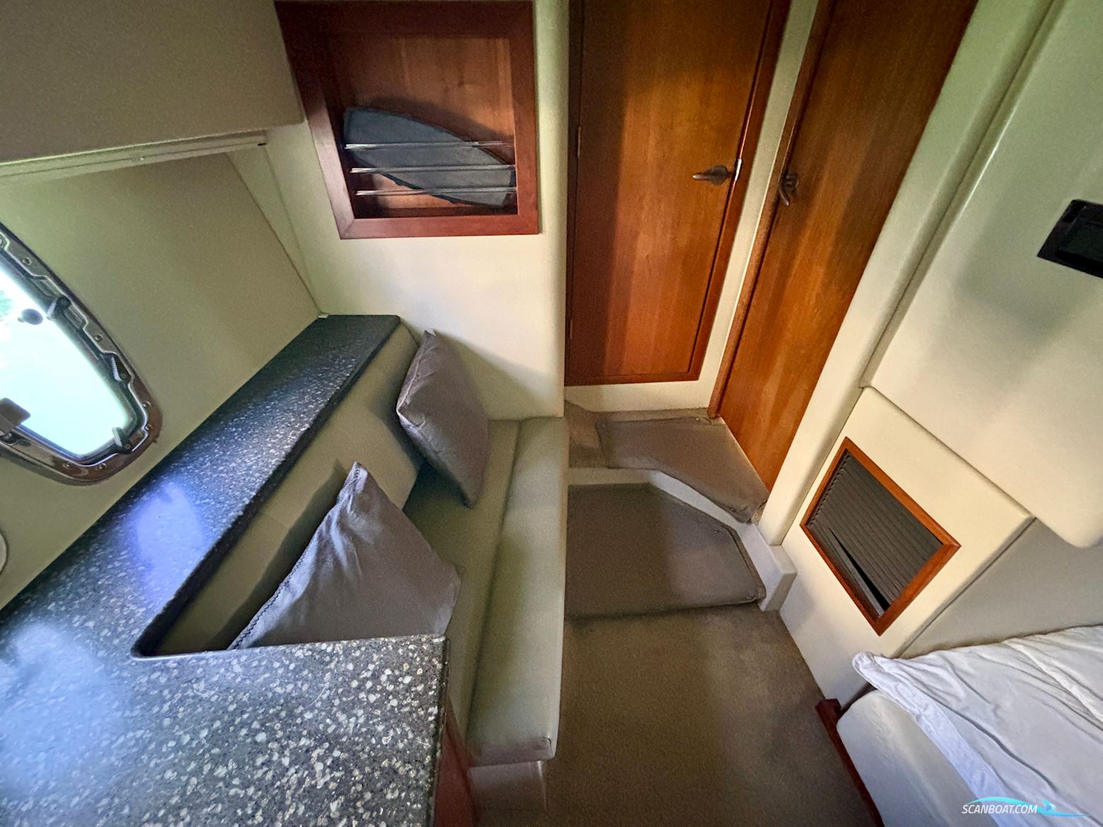 Cruisers Yachts 447 Sport Sedan