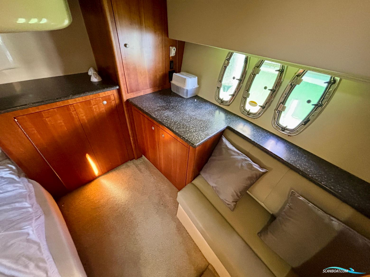 Cruisers Yachts 447 Sport Sedan