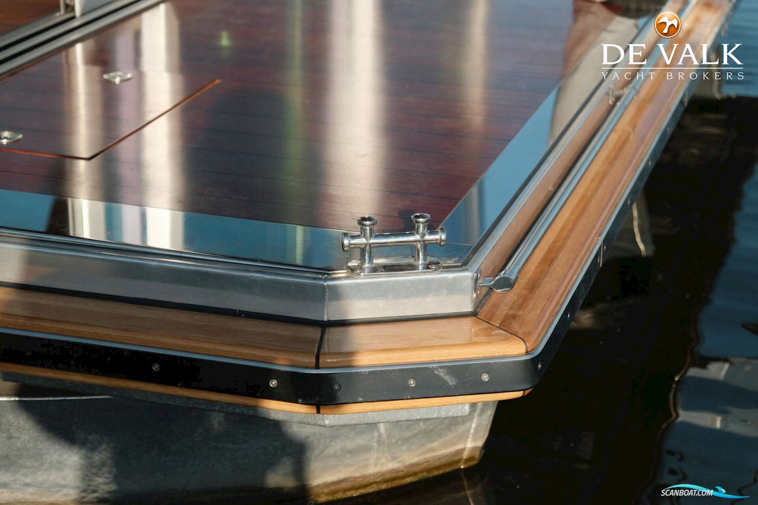 Custom Built Houseboat luxe motor