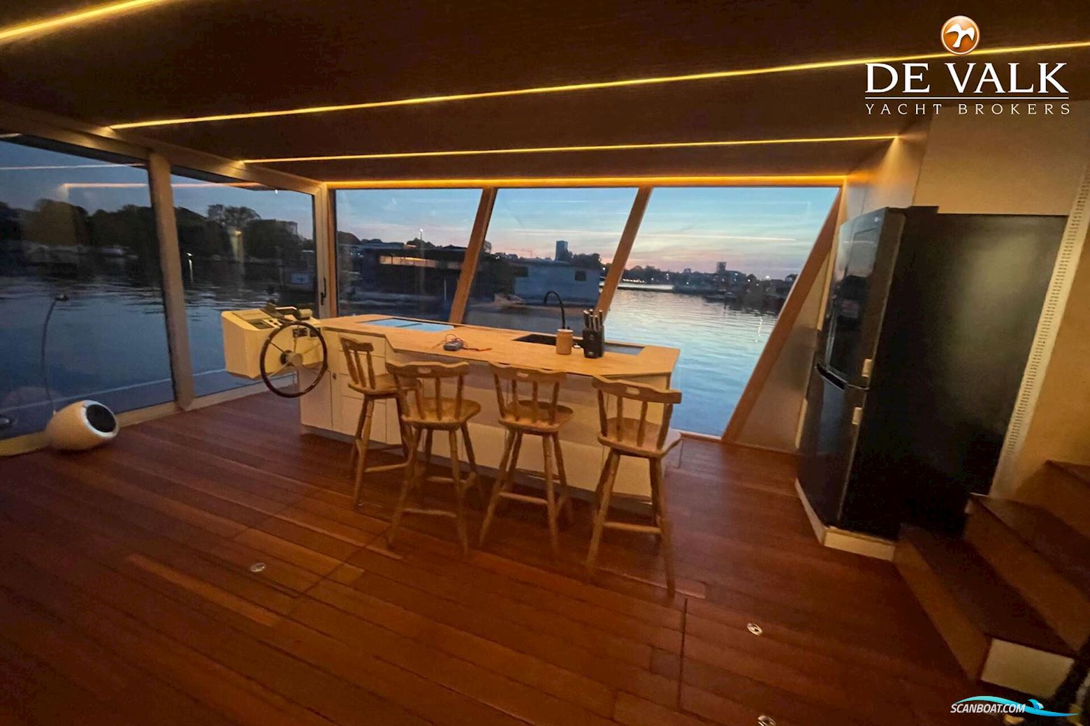 Custom Built Houseboat luxe motor