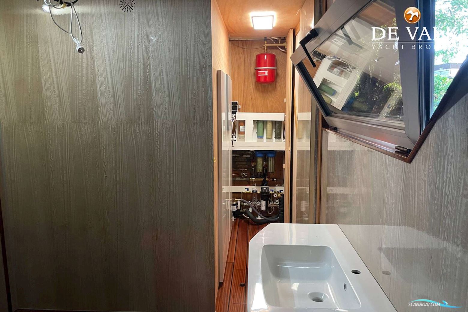 Custom Built Houseboat luxe motor