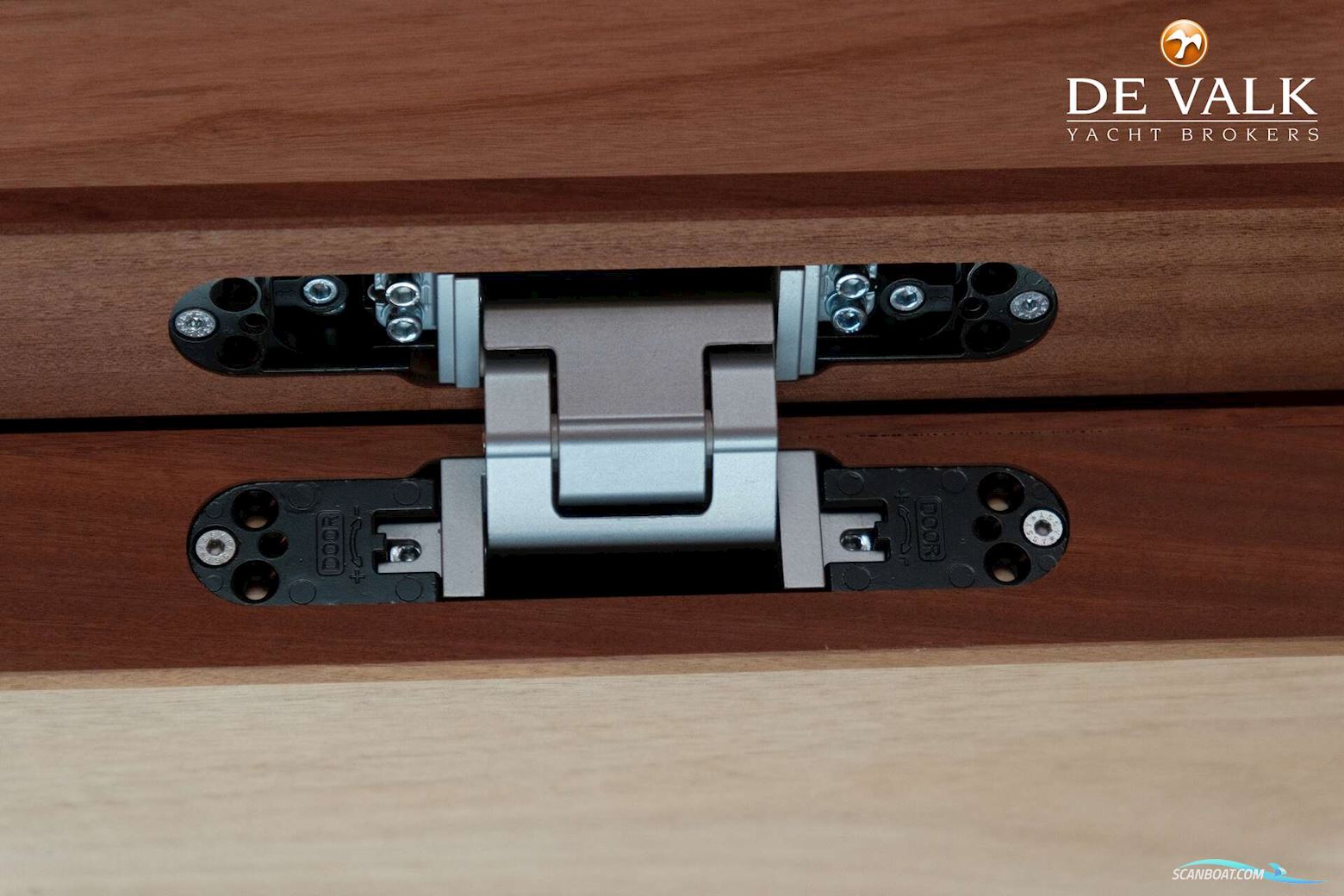 Custom Built Houseboat luxe motor