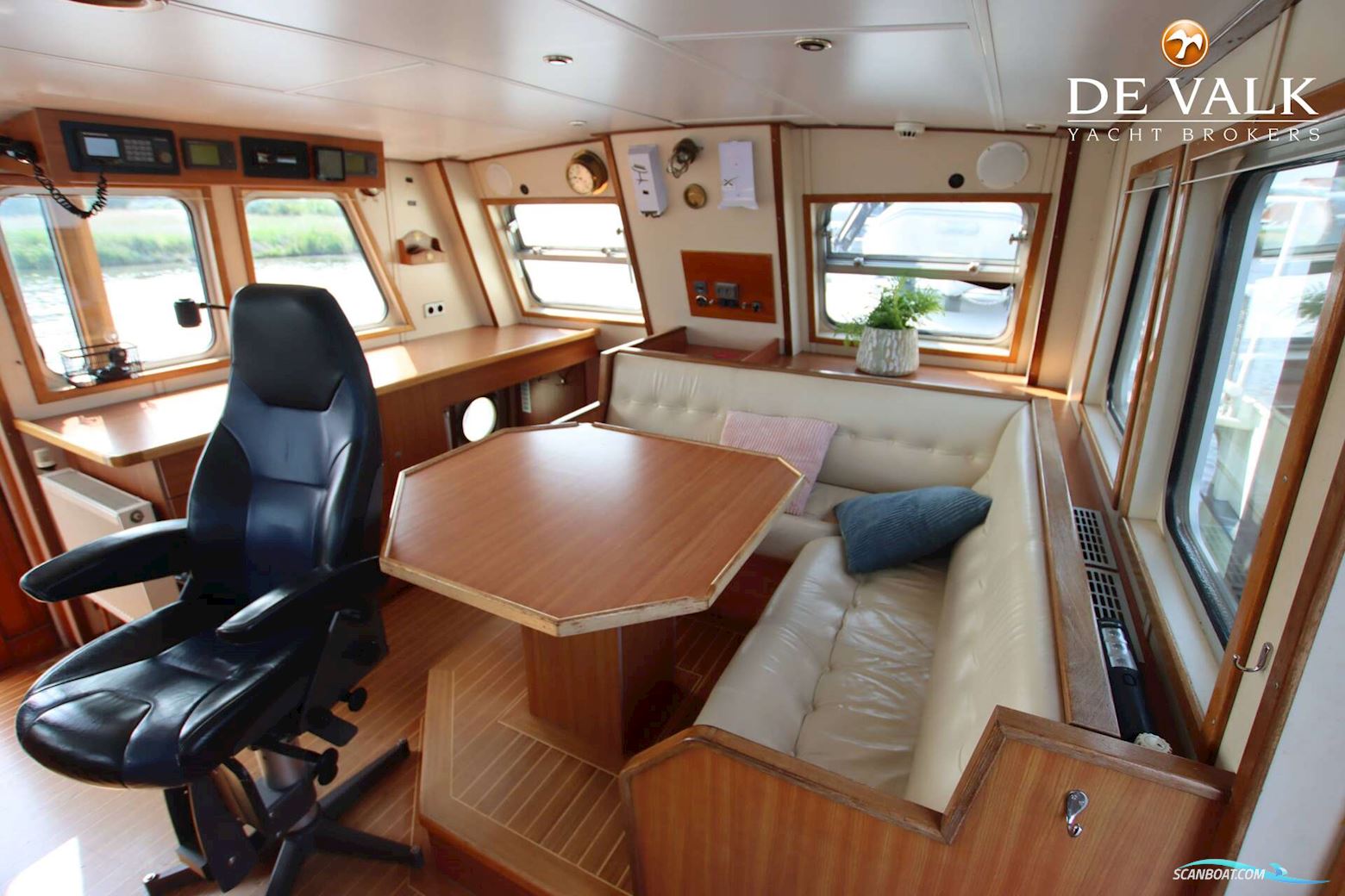 CUSTOM Explorer Trawler 1800