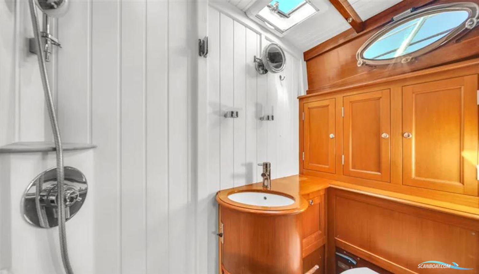 Custom Gentlemans Motor Yacht