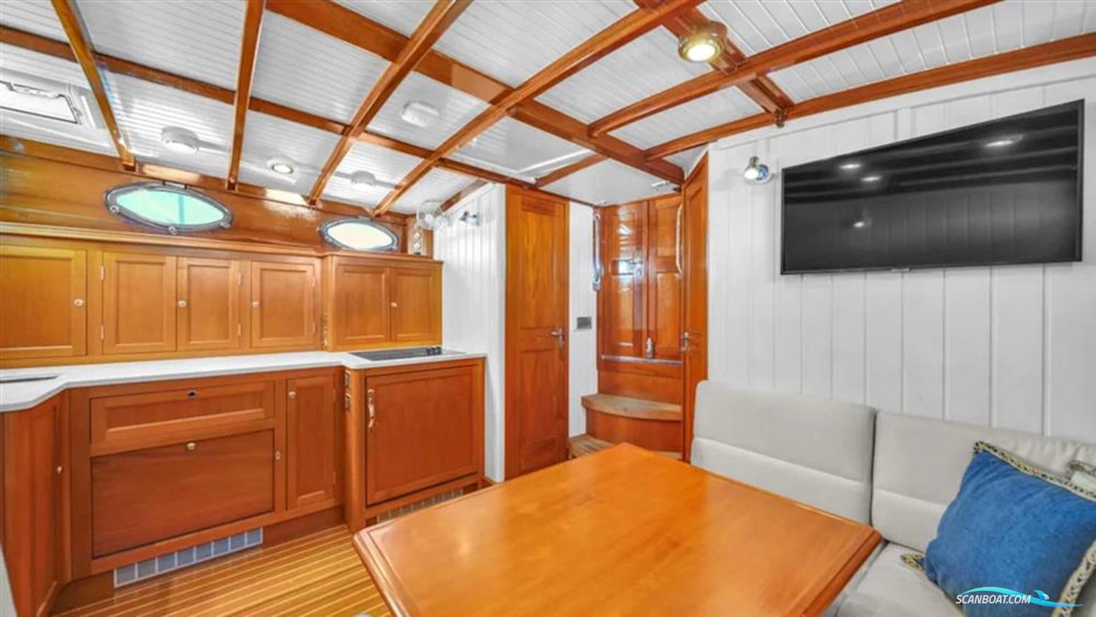 CUSTOM Gentlemans Motor Yacht