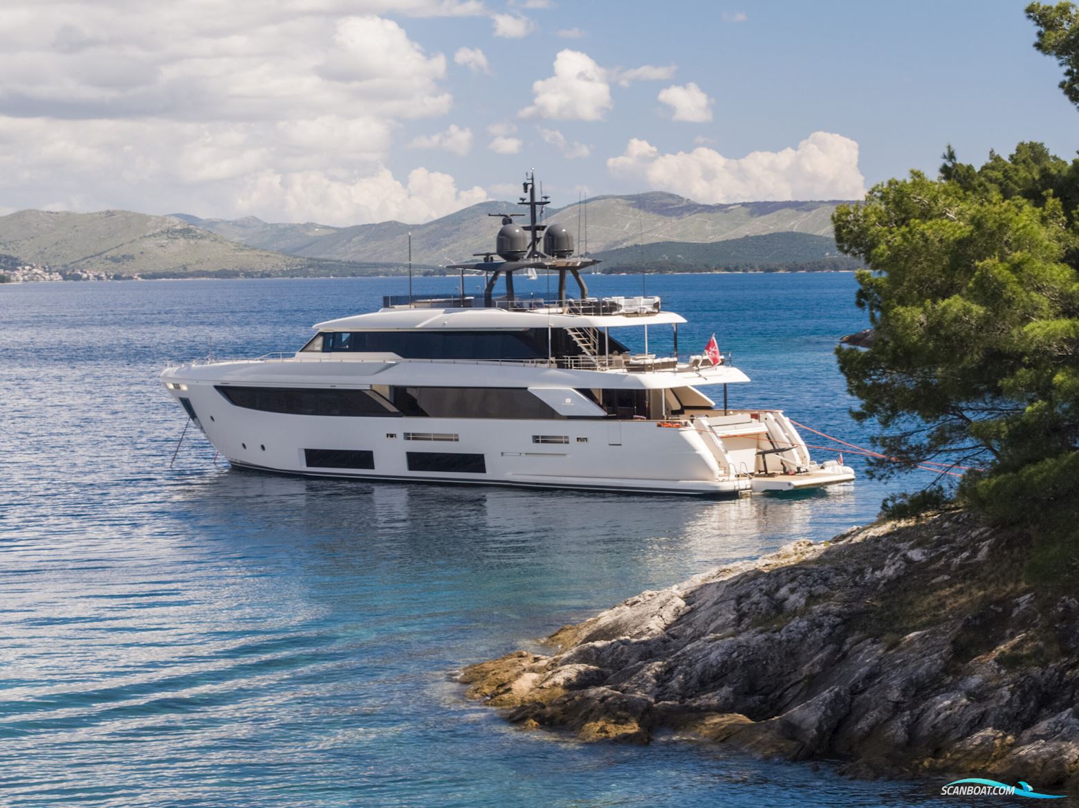 Custom Line Navetta 33
