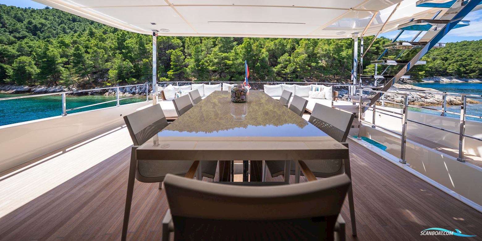 Custom Line Navetta 33