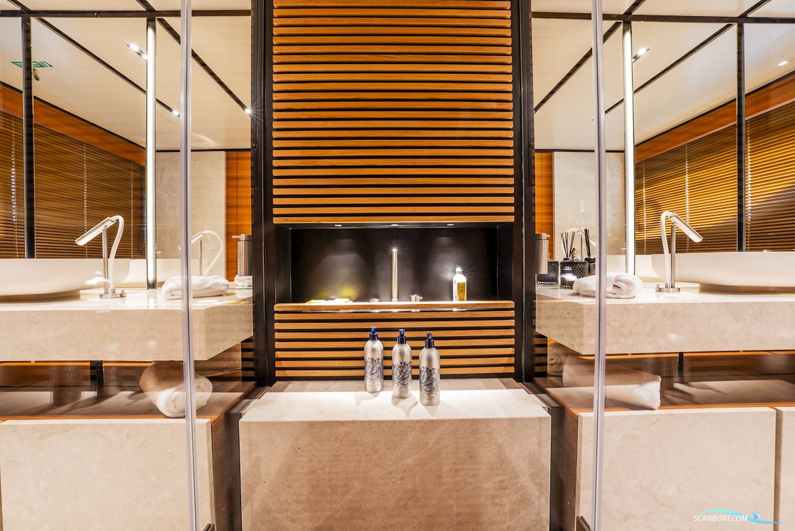 Custom Line Navetta 33