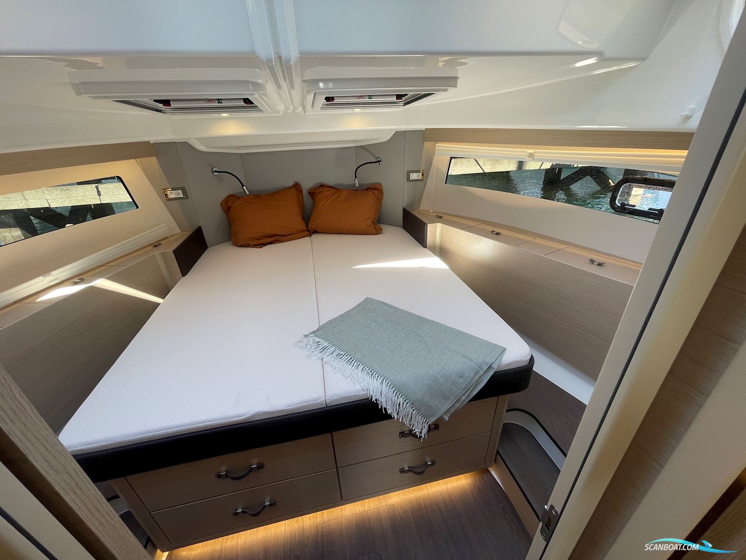 Delphia 11 Flylounge