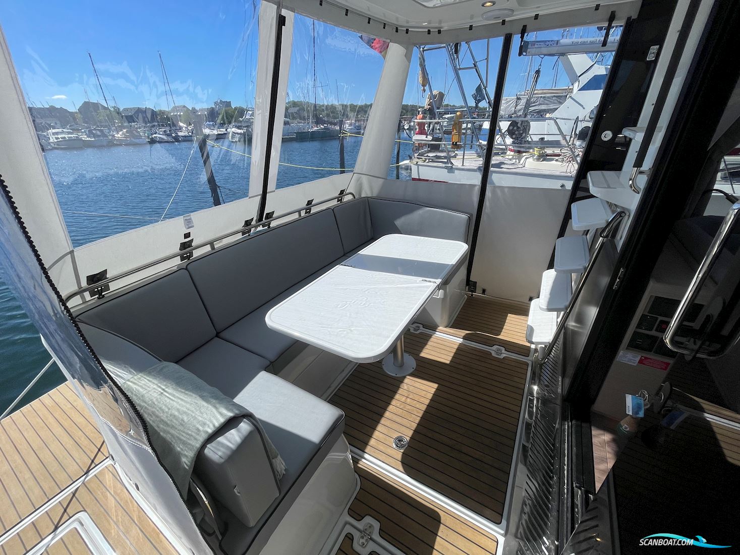 Delphia 11 Flylounge