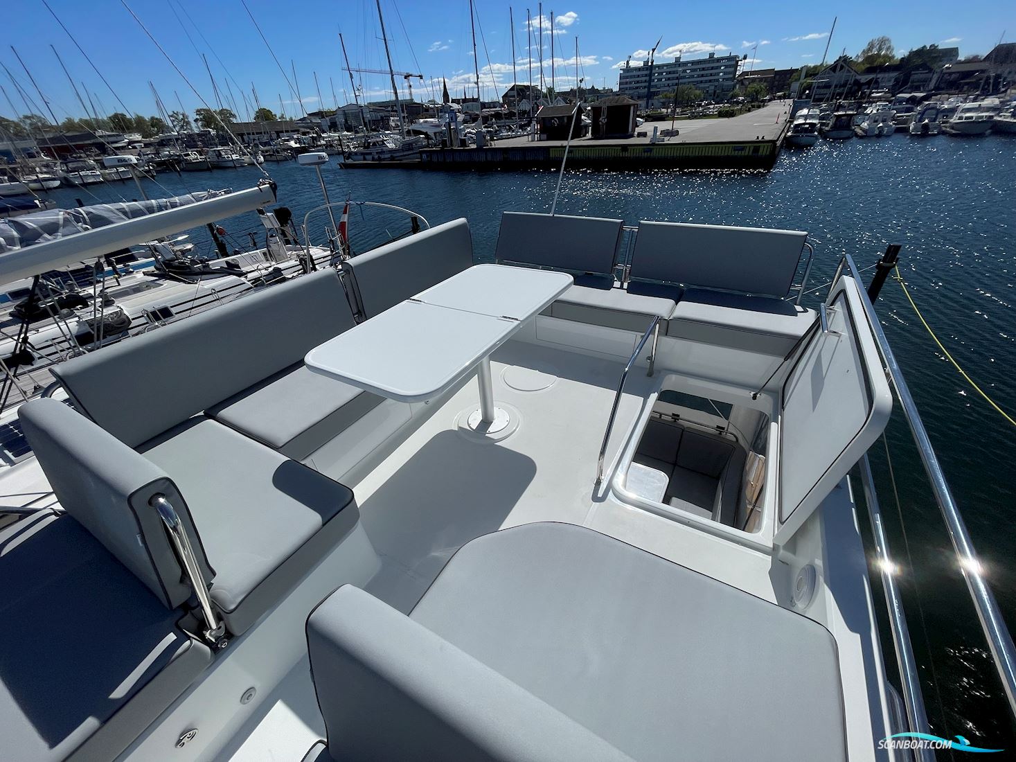 Delphia 11 Flylounge