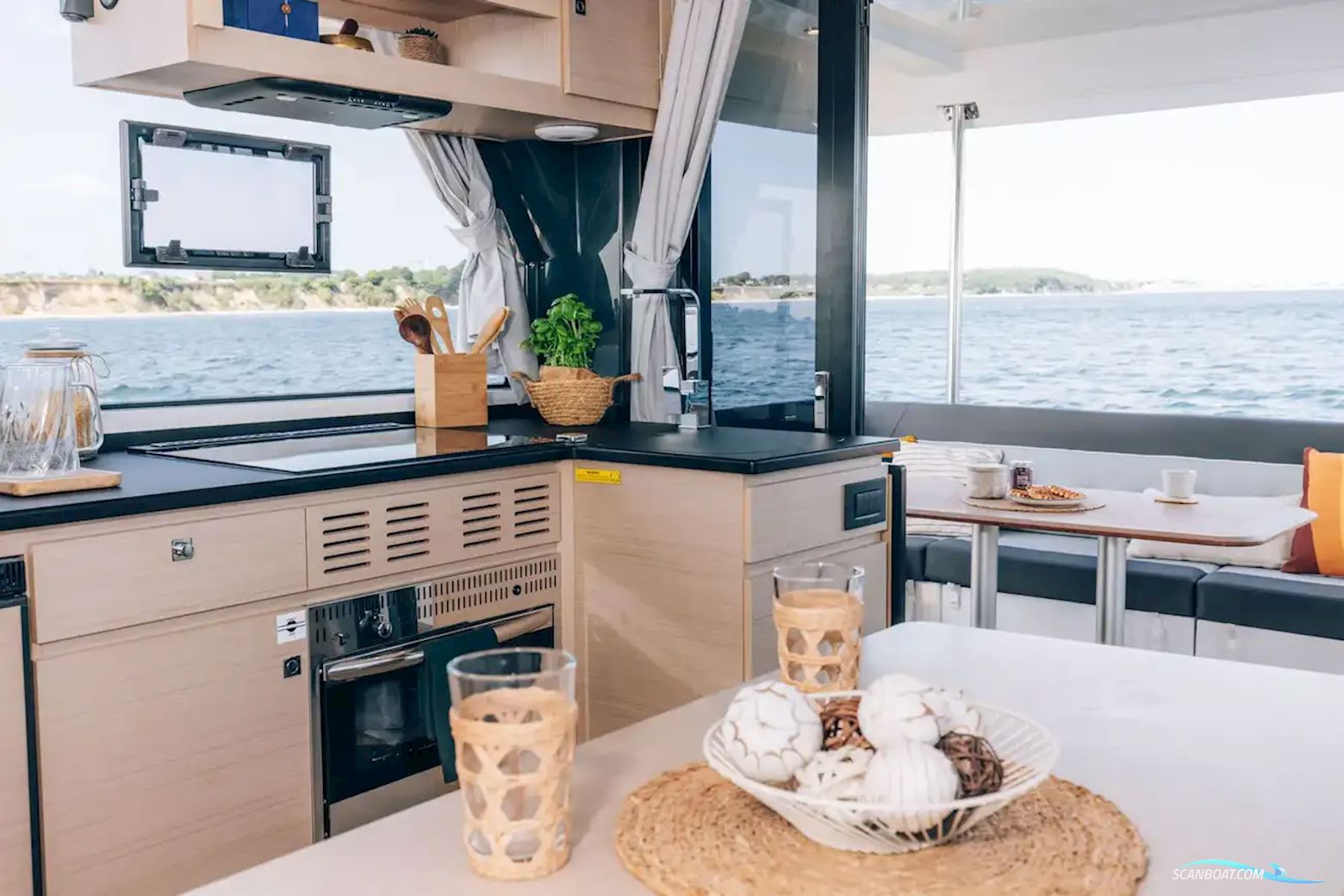 Delphia 12 Flylounge