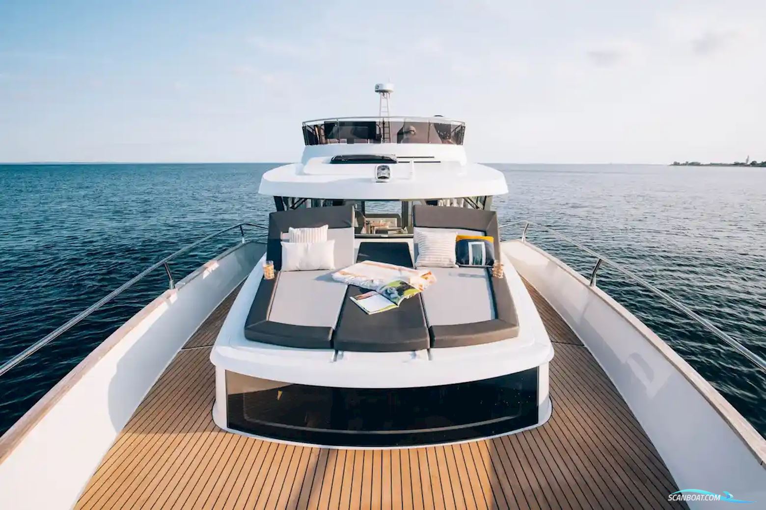 Delphia 12 Flylounge