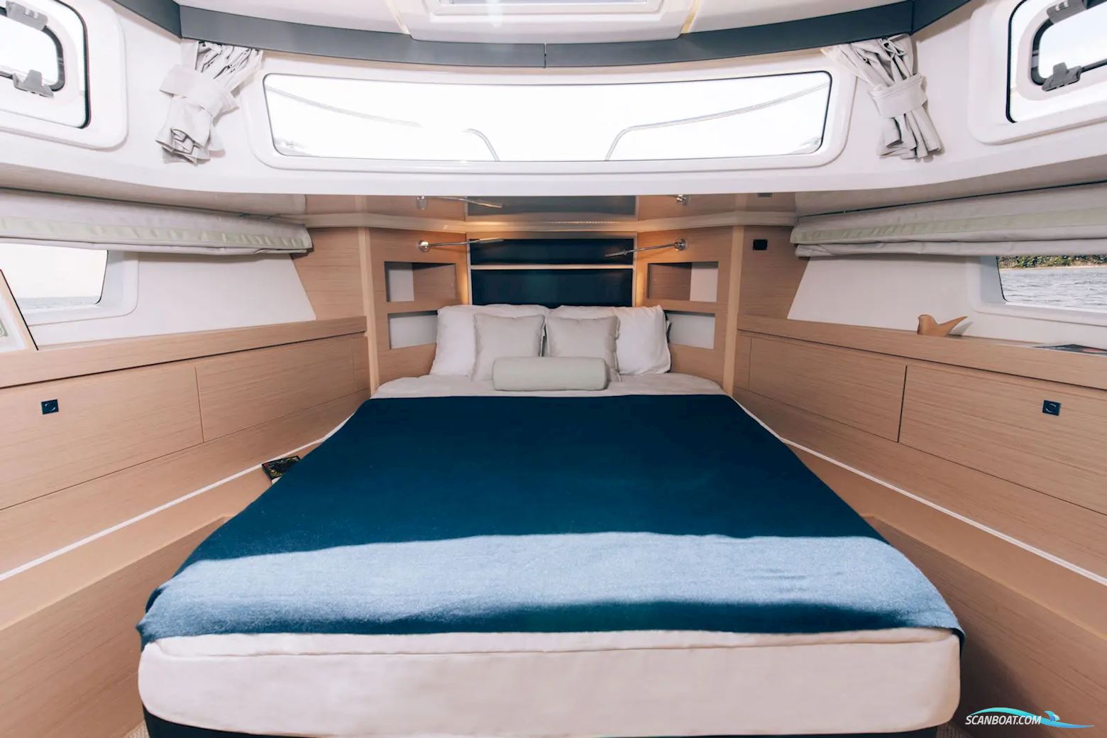 Delphia 12 Flylounge