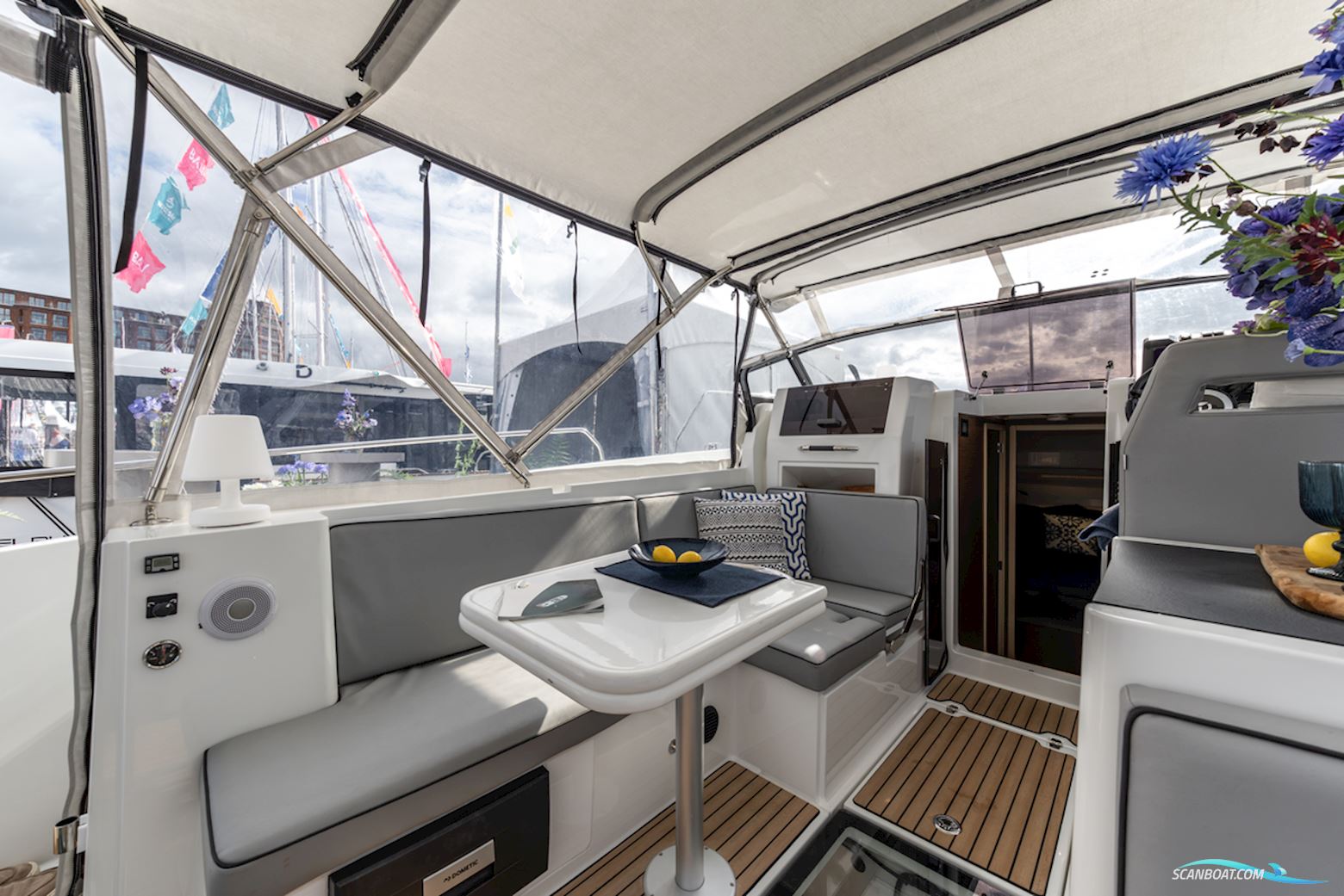 DELPHIA YACHTS 10 Lounge Electric DEMO, direct verkrijgbaar en vaarklaar. (PRIJSVERLAGING!!)