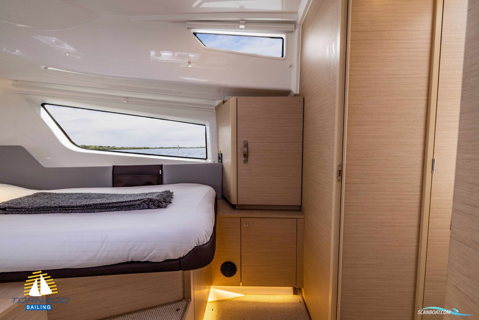 DELPHIA YACHTS 10 Sedan Electric