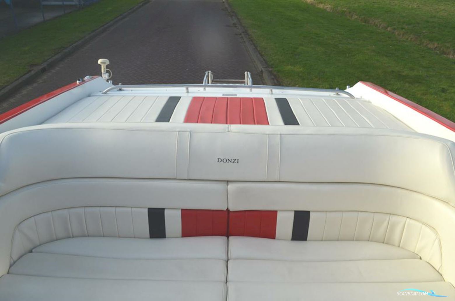 Donzi 30 "Black Widow"