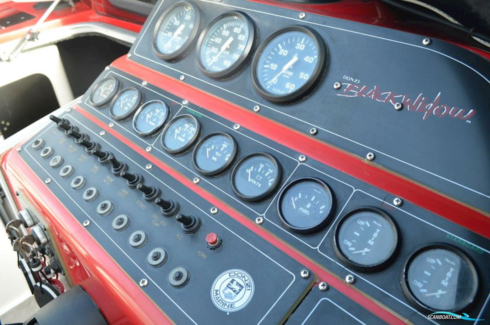 Donzi 30 "Black Widow"