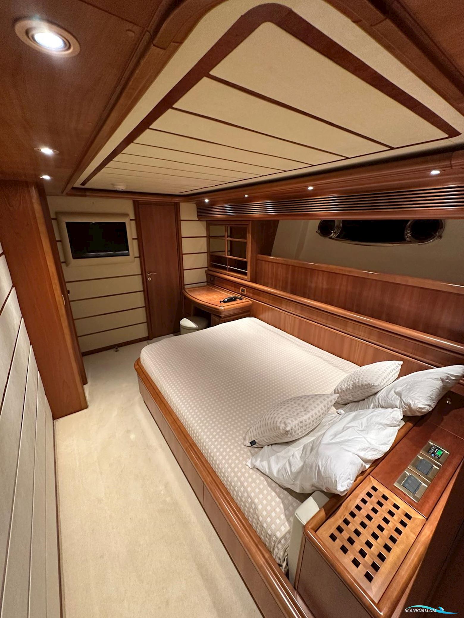 Ferretti Custom LINE 94