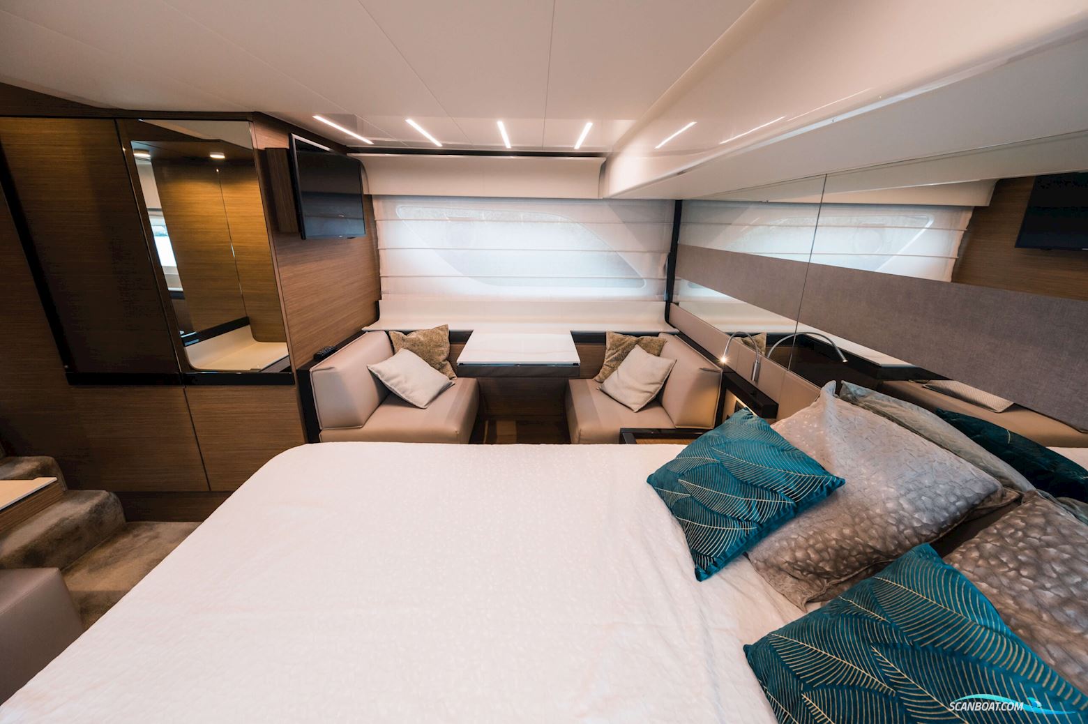 Ferretti Yachts 550