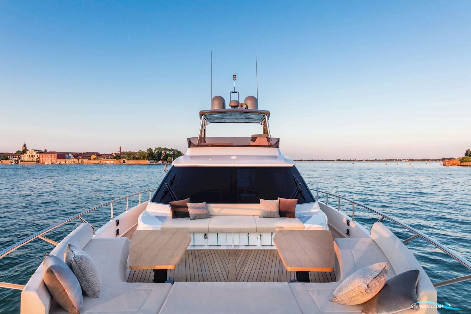 Ferretti Yachts 670