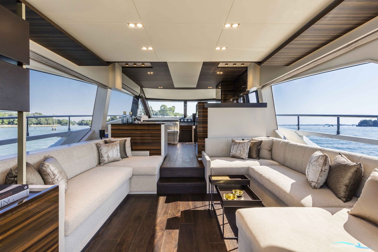 Ferretti Yachts 670