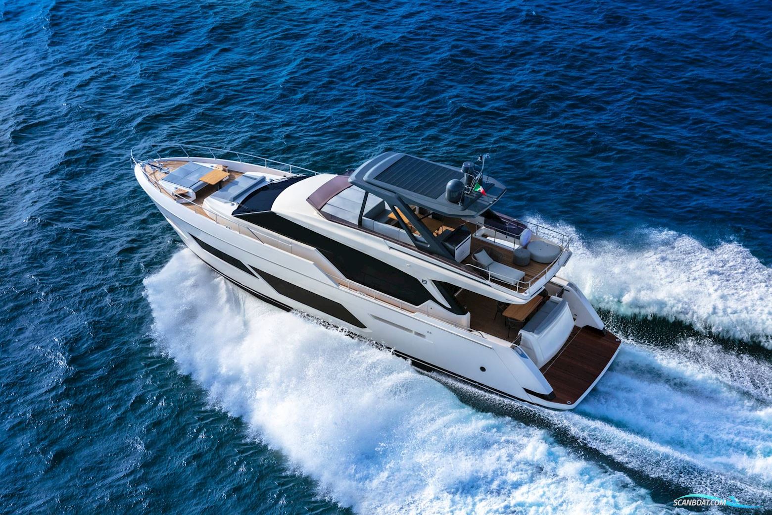 Ferretti Yachts 720