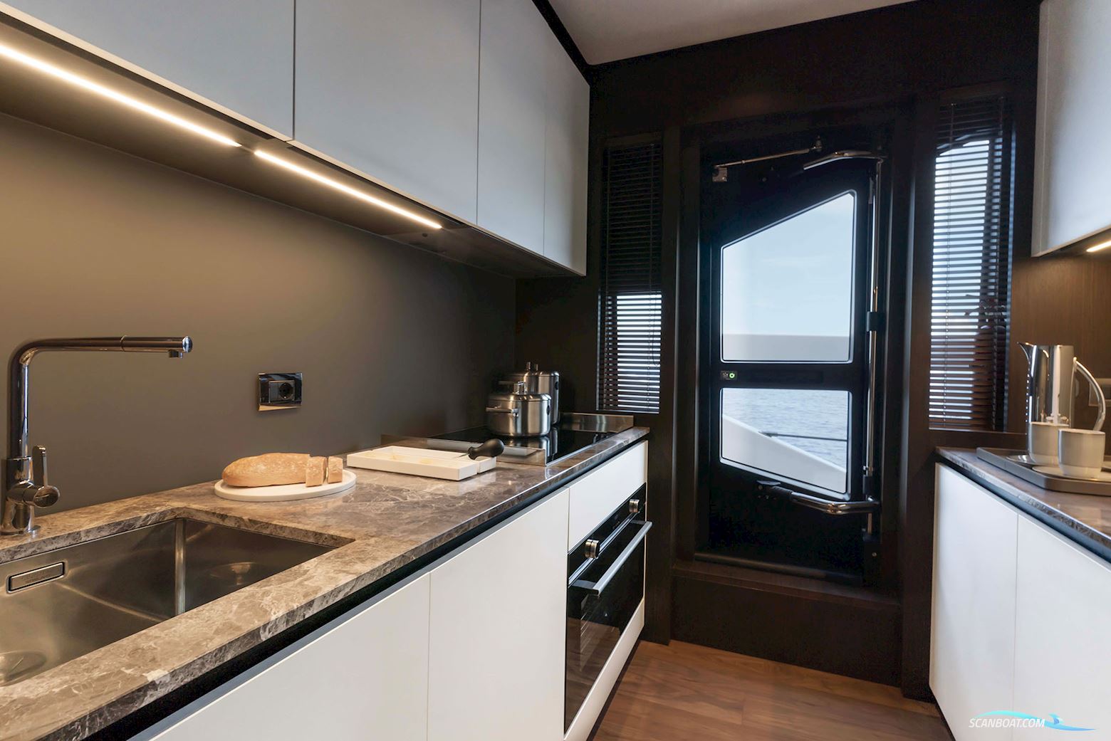 Ferretti Yachts 860