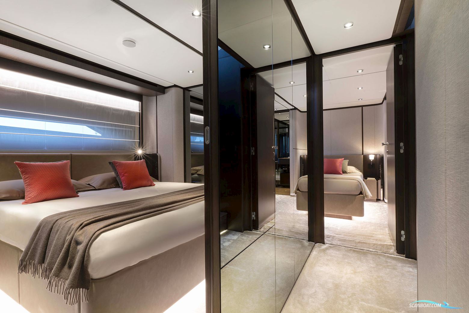 Ferretti Yachts 860