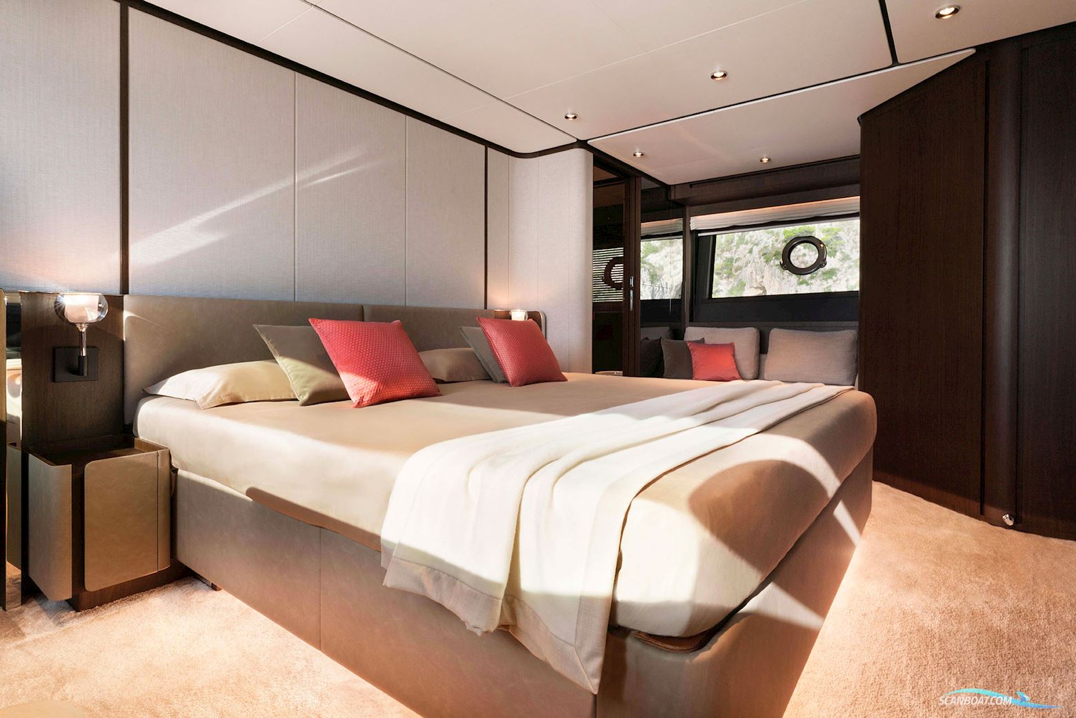 Ferretti Yachts 860