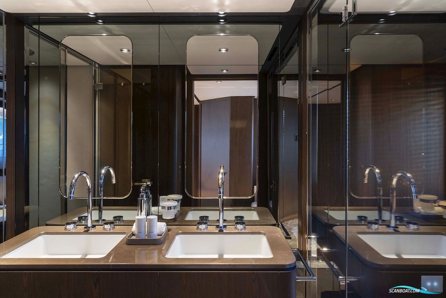 Ferretti Yachts 860