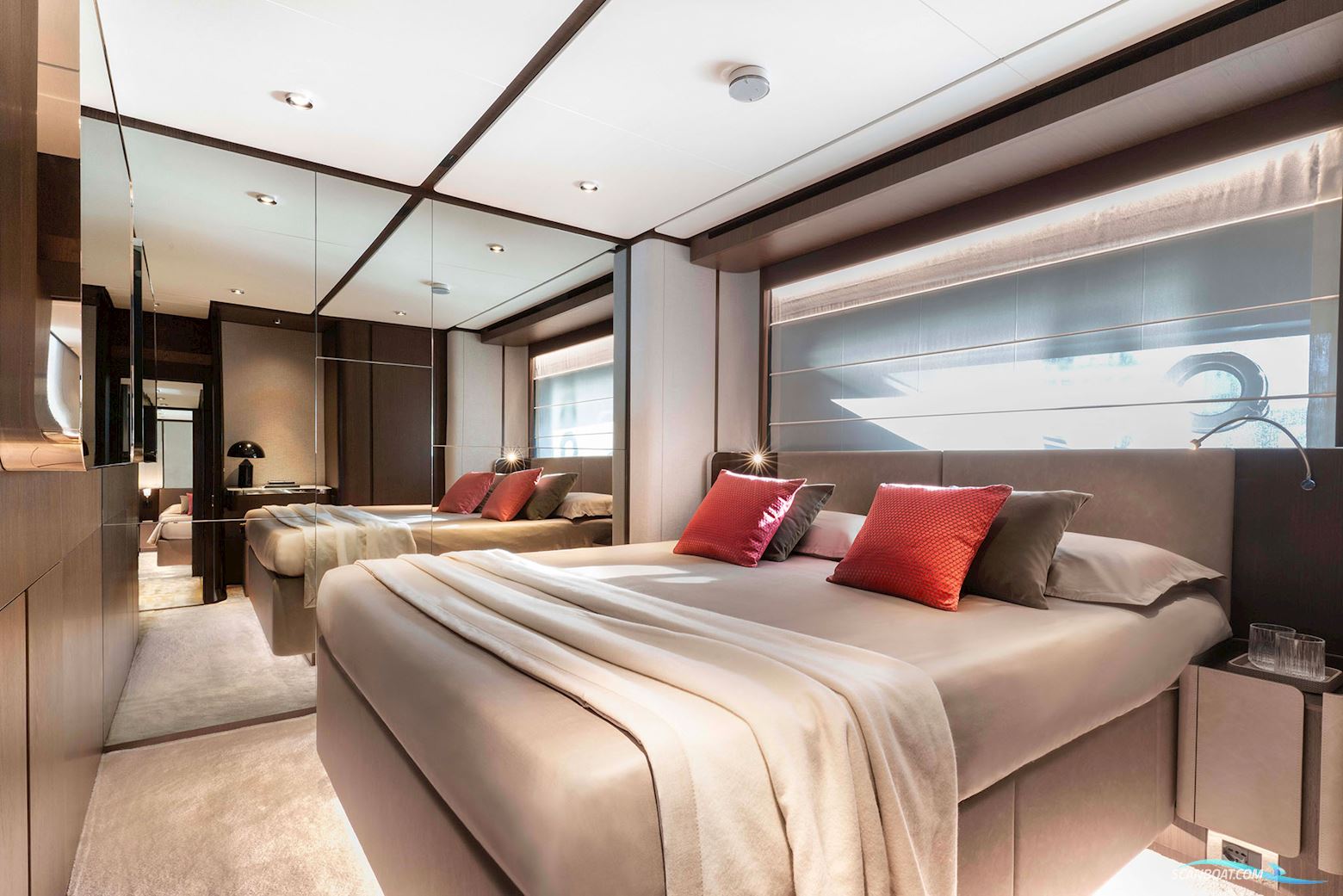 Ferretti Yachts 860
